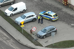 Policjanci kontrolują kierowcę na parkingu