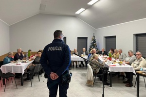 Policjant rozpoczyna spotkanie z Seniorami