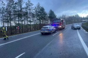 Policjanci pracujący na miejscu wypadku drogowego