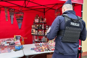 Policjant kontroluje stanowisko ze sprzedażą fajerwerek