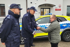 Przewodniczący Rady Gminy Jeżewo wręcza kluczyki do pojazdu kierownikowi posterunku