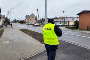 Policjant obserwuje ruch pieszych w okolicy przejścia