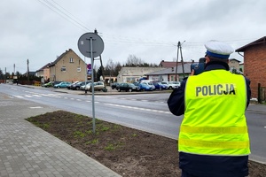 Funkcjonariusz mierzy prędkość za pomocą miernika