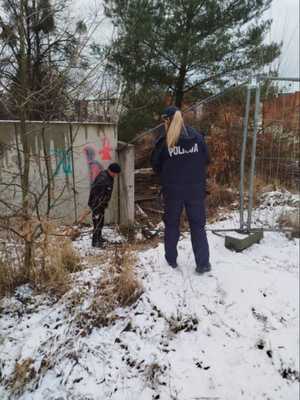 Policjantka i strażnik miejski obserwują rejony, gdzie mogą przebywać bezdomne osoby