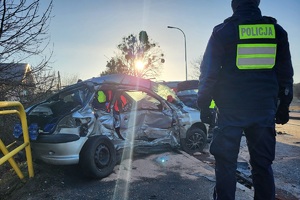 Policjant ruchu drogowego pracujący na miejscu wypadku