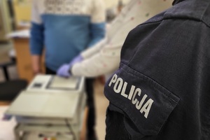 Policjanci zabezpieczają daktyloskopie od zatrzymanego