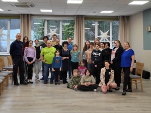 zdjęcie grupowe uczestników wypoczywających na feriach wraz z policjantem oraz przedstawicielem sanepidu