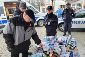 Policjanci z powiatu świeckiego grają z Wielką Orkiestrą Świątecznej Pomocy w Nowem
