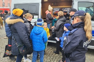 Policjanci z powiatu świeckiego grają z Wielką Orkiestrą Świątecznej Pomocy w Nowem