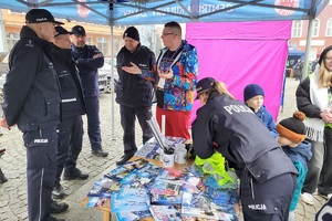 Policjanci z powiatu świeckiego grają z Wielką Orkiestrą Świątecznej Pomocy w Nowem