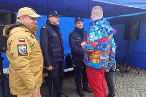 Policjanci z powiatu świeckiego grają z Wielką Orkiestrą Świątecznej Pomocy w Nowem