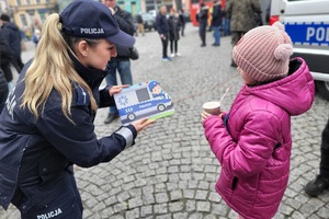 Policjanci z powiatu świeckiego grają z Wielką Orkiestrą Świątecznej Pomocy w Nowem