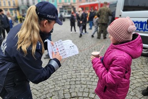 Policjanci z powiatu świeckiego grają z Wielką Orkiestrą Świątecznej Pomocy w Nowem
