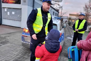 Mundurowi rozmawiają z pieszymi