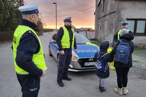 Policjanci ruchu drogowego rozmawiają z pieszymi