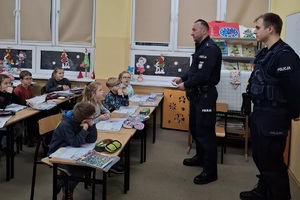 Policjanci z KP w Nowem podczas spotkań i pogadanek z uczniami Szkoły Podstawowej w Nowem