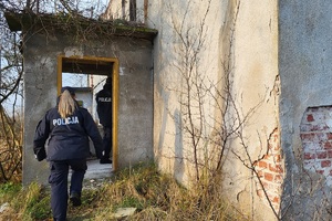 Policjant wraz z policjantką kontrolujący miejsca przebywania osób w kryzysie bezdomności