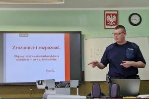 Policjant prowadzi pogadankę dla nauczycieli