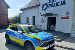 Radiowóz przed Posterunkiem Policji w Laskowicach