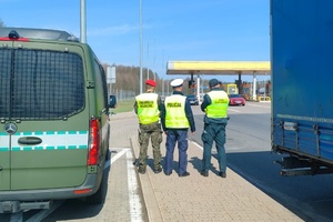 Funkcjonariusze podczas łączonej służby kontrolują kierowców