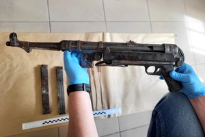Znaleziony na poddaszu budynku pistolet maszynowy z magazynkami