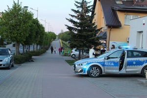 Miejsce wypadku drogowego z udziałem hulajnogi elektrycznej i pracujący przy zdarzeniu policjanci