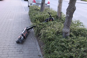Miejsce wypadku drogowego z udziałem hulajnogi elektrycznej i pracujący przy zdarzeniu policjanci