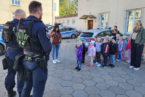 Policjanci goszczą na terenie komendy przedszkolaków, którym pokazują miejsce swojej codziennej służby
