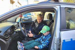 Policjanci goszczą na terenie komendy przedszkolaków, którym pokazują miejsce swojej codziennej służby