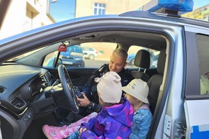 Policjanci goszczą na terenie komendy przedszkolaków, którym pokazują miejsce swojej codziennej służby