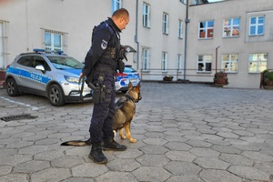 Policjanci goszczą na terenie komendy przedszkolaków, którym pokazują miejsce swojej codziennej służby
