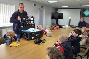 Policjanci goszczą na terenie komendy przedszkolaków, którym pokazują miejsce swojej codziennej służby