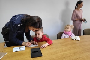 Policjanci goszczą na terenie komendy przedszkolaków, którym pokazują miejsce swojej codziennej służby
