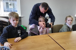 Policjanci goszczą na terenie komendy przedszkolaków, którym pokazują miejsce swojej codziennej służby