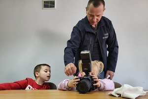 Policjanci goszczą na terenie komendy przedszkolaków, którym pokazują miejsce swojej codziennej służby