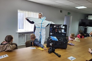 Policjanci goszczą na terenie komendy przedszkolaków, którym pokazują miejsce swojej codziennej służby