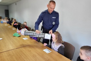 Przedszkolaki z Gródka odwiedzający komendę