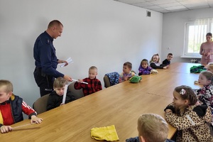 Przedszkolaki z Gródka odwiedzający komendę