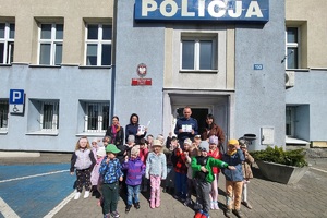 Przedszkolaki z Gródka odwiedzający komendę