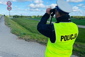 Policjanci kontrolują kierowców na drodze