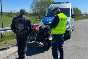 Policjanci kontrolują kierowców na drodze