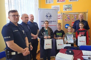 Dzieci ze szkół podstawowych biorą udział w konkursie BRD prowadzonym na terenie szkoły