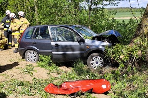 Miejsce wypadku drogowego, samochód osobowy rozbity na drzewie
