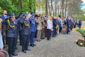 Policjanci z komendy w Świeciu oraz przedstawiciele innych instytucji podczas obchodów Narodowego Dnia Zwycięstwa