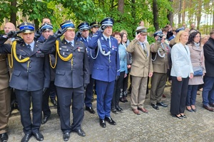 Policjanci z komendy w Świeciu oraz przedstawiciele innych instytucji podczas obchodów Narodowego Dnia Zwycięstwa