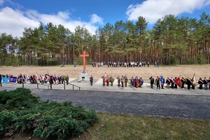 Policjanci z komendy w Świeciu oraz przedstawiciele innych instytucji podczas obchodów Narodowego Dnia Zwycięstwa