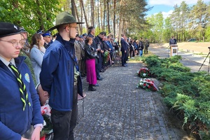 Policjanci z komendy w Świeciu oraz przedstawiciele innych instytucji podczas obchodów Narodowego Dnia Zwycięstwa