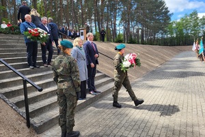 Policjanci z komendy w Świeciu oraz przedstawiciele innych instytucji podczas obchodów Narodowego Dnia Zwycięstwa