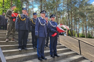 Policjanci z komendy w Świeciu oraz przedstawiciele innych instytucji podczas obchodów Narodowego Dnia Zwycięstwa