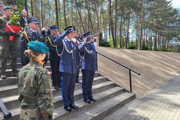 Policjanci z komendy w Świeciu oraz przedstawiciele innych instytucji podczas obchodów Narodowego Dnia Zwycięstwa